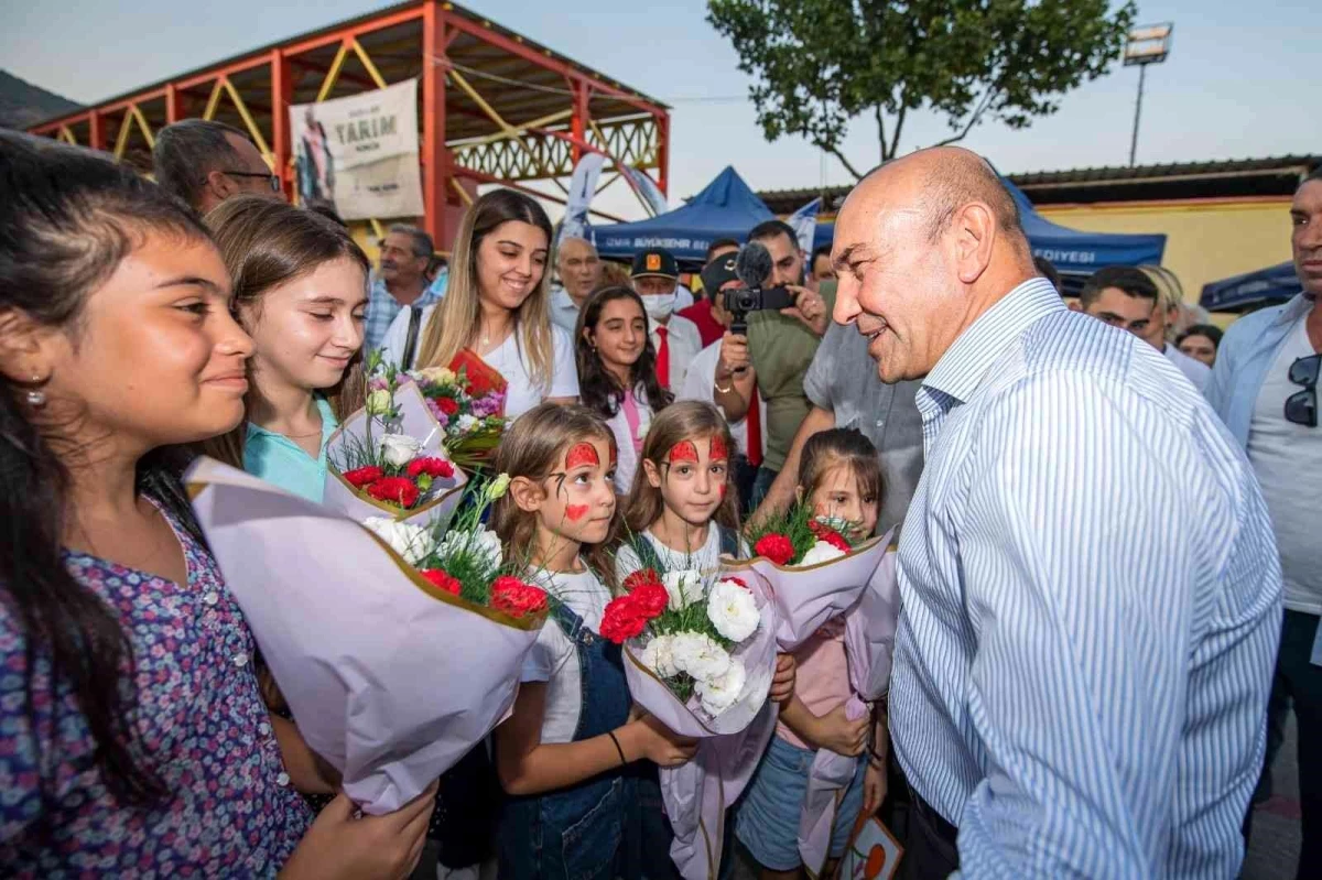 Başkan Soyer, Bayındır\'daki çiftçi şenliğinde vatandaşlarla buluştu