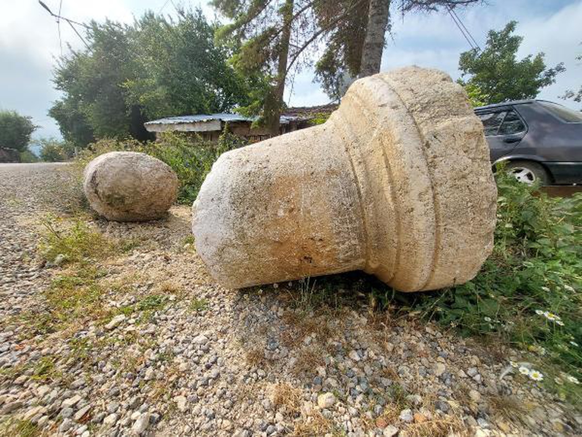 Bolu\'da villa bahçesindeki 2 tarihi sütun, müzeye götürülecek