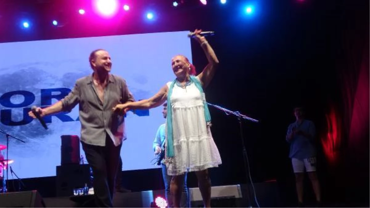 Bora Duran Şile Bezi Kültür ve Sanat Şenliği\'nde konser verdi