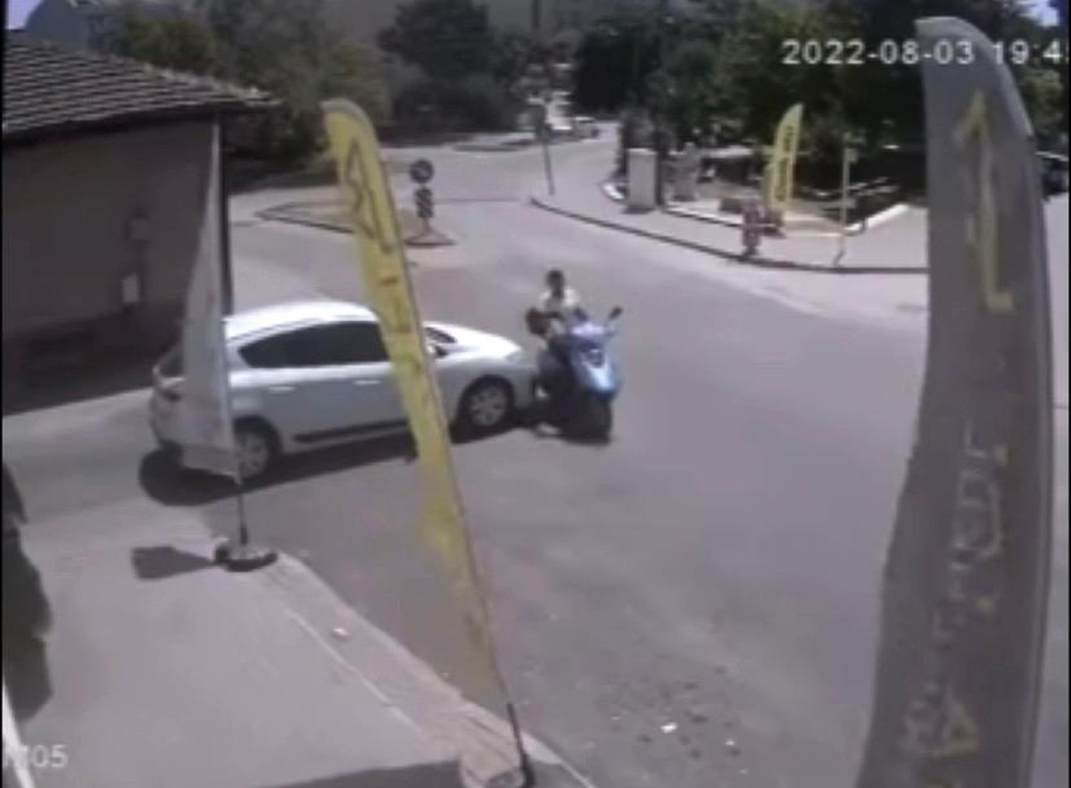 Bursa\'da motosiklet kazadan kıl payı kurtuldu