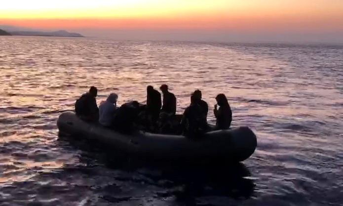 Çanakkale açıklarında 13 düzensiz göçmen kurtarıldı