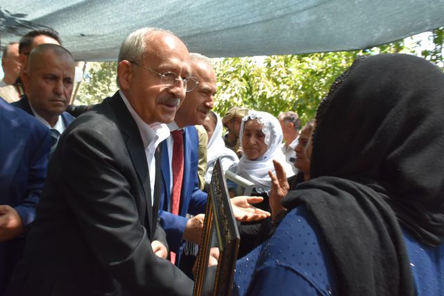 Kılıçdaroğlu, Uludere'deki olayda hayatını kaybedenlerin ailelerini ziyaret edip söz verdi: Bu olayı aydınlatacağım Kılıçdaroğlu, Uludere'deki olayda hayatını kaybedenlerin ailelerini ziyaret edip söz verdi: Bu olayı aydınlatacağım