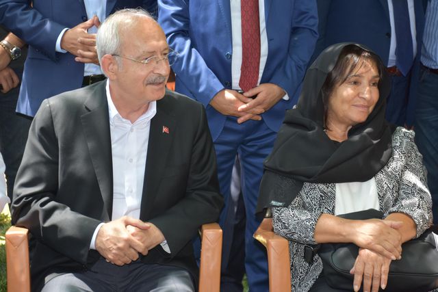 Kılıçdaroğlu, Uludere'deki olayda hayatını kaybedenlerin ailelerini ziyaret edip söz verdi: Bu olayı aydınlatacağım Kılıçdaroğlu, Uludere'deki olayda hayatını kaybedenlerin ailelerini ziyaret edip söz verdi: Bu olayı aydınlatacağım