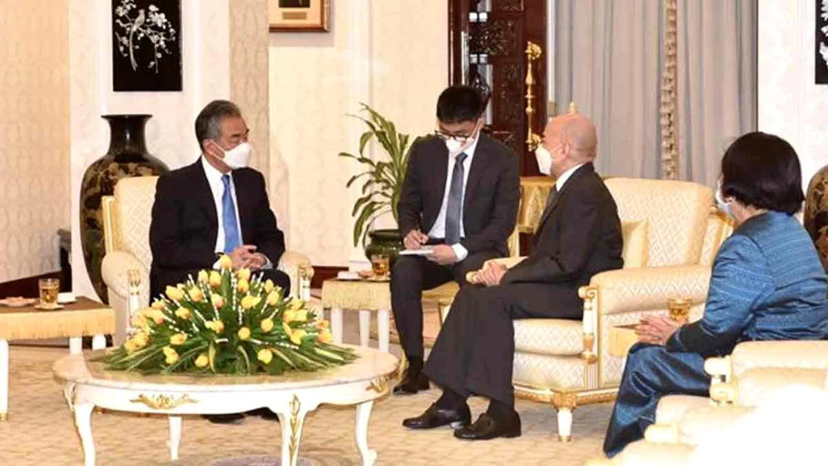 Çin Dışişleri Bakanı Kamboçya Kralı ile Görüştü