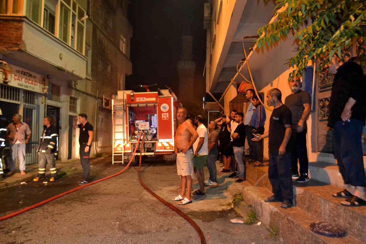Çorlu\'da gece yarısı korkutan yangın: Mahalleli sokağa döküldü