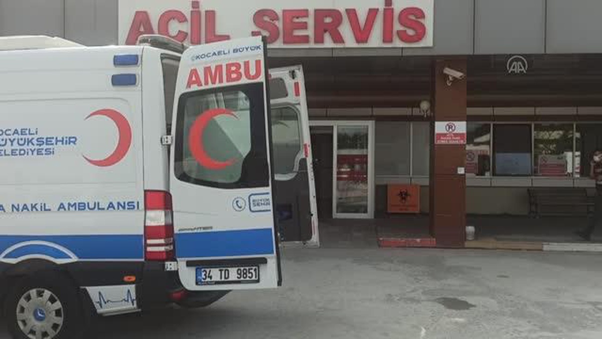 Kocaeli\'de denizde boğulma tehlikesi geçiren kişi hastaneye kaldırıldı