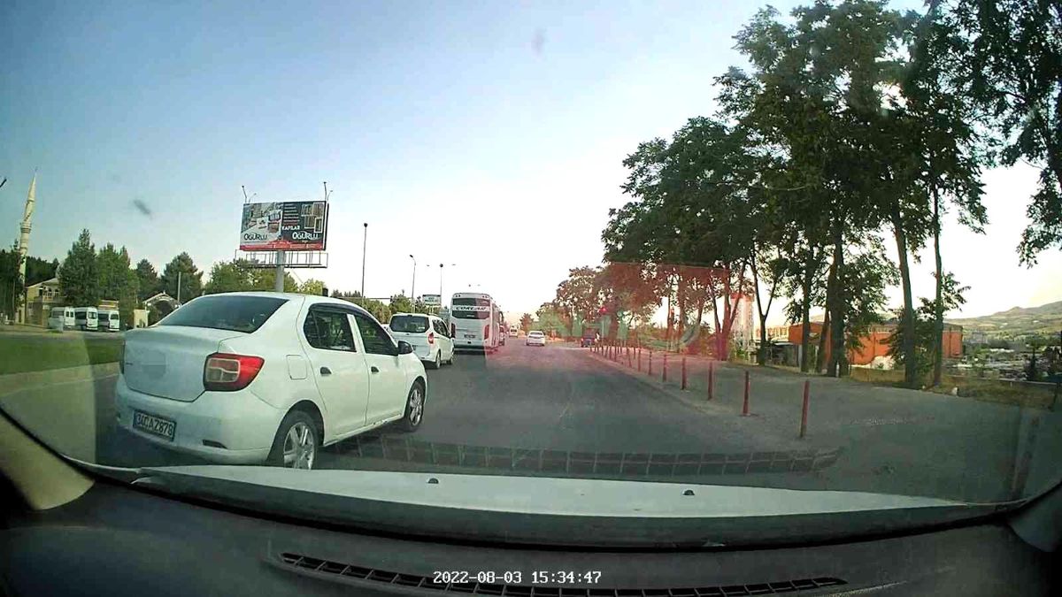 Elazığ\'da makas atarak ilerledi, trafiği tehlikeye soktu