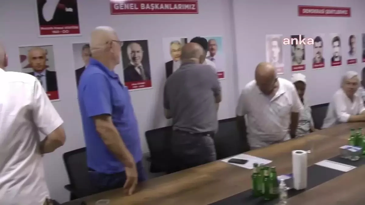 Emekli Tuğgeneral Yurdakul CHP\'ye Üye Oldu, Parti Rozetini Orhan Sarıbal Taktı