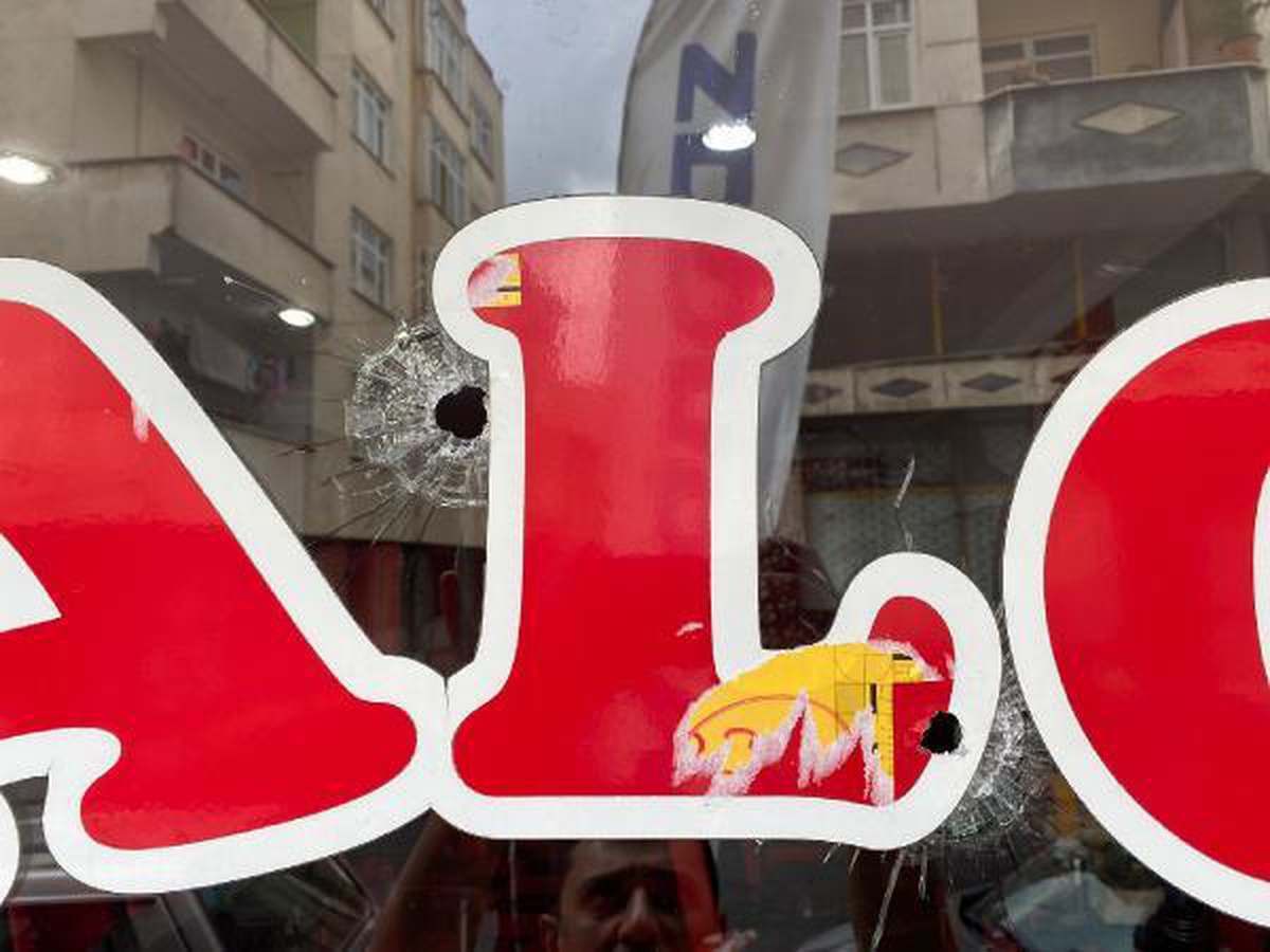 ESENLER\'DE KUAFÖRE SİLAHLI SALDIRI KAMERADA