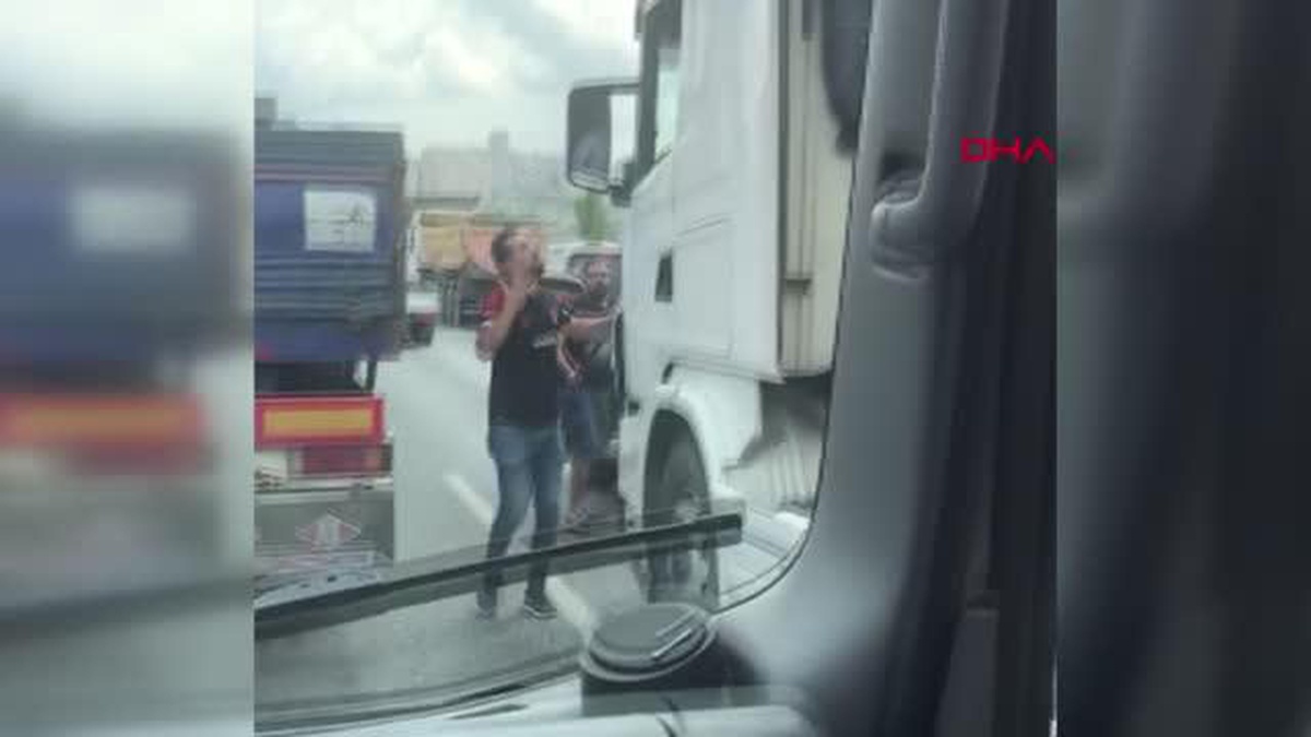 ESENYURT\'TA ÇEKİÇLİ SOPALI YOL VERME KAVGASI KAMERADA