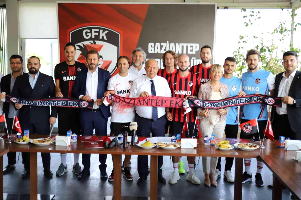 Gaziantep FK yeni transferleri için imza töreni düzenledi