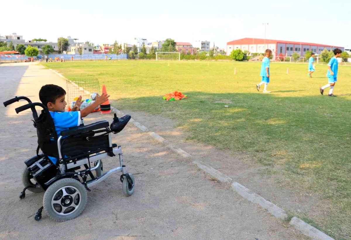 İki bacağı kesilip tekerlekli sandalyeye mahkum kalan Muhammed\'in futbol aşkı