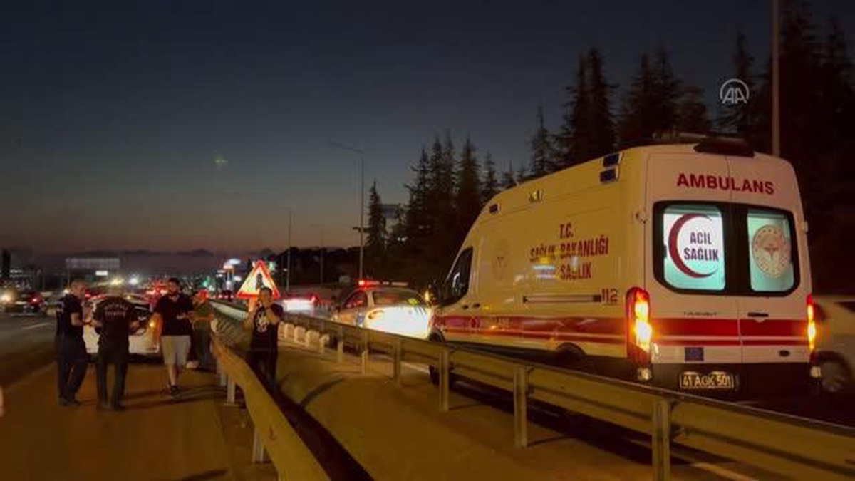 Kocaeli\'de iki otomobilin çarpıştığı kaza D-100 kara yolunda ulaşımı aksattı