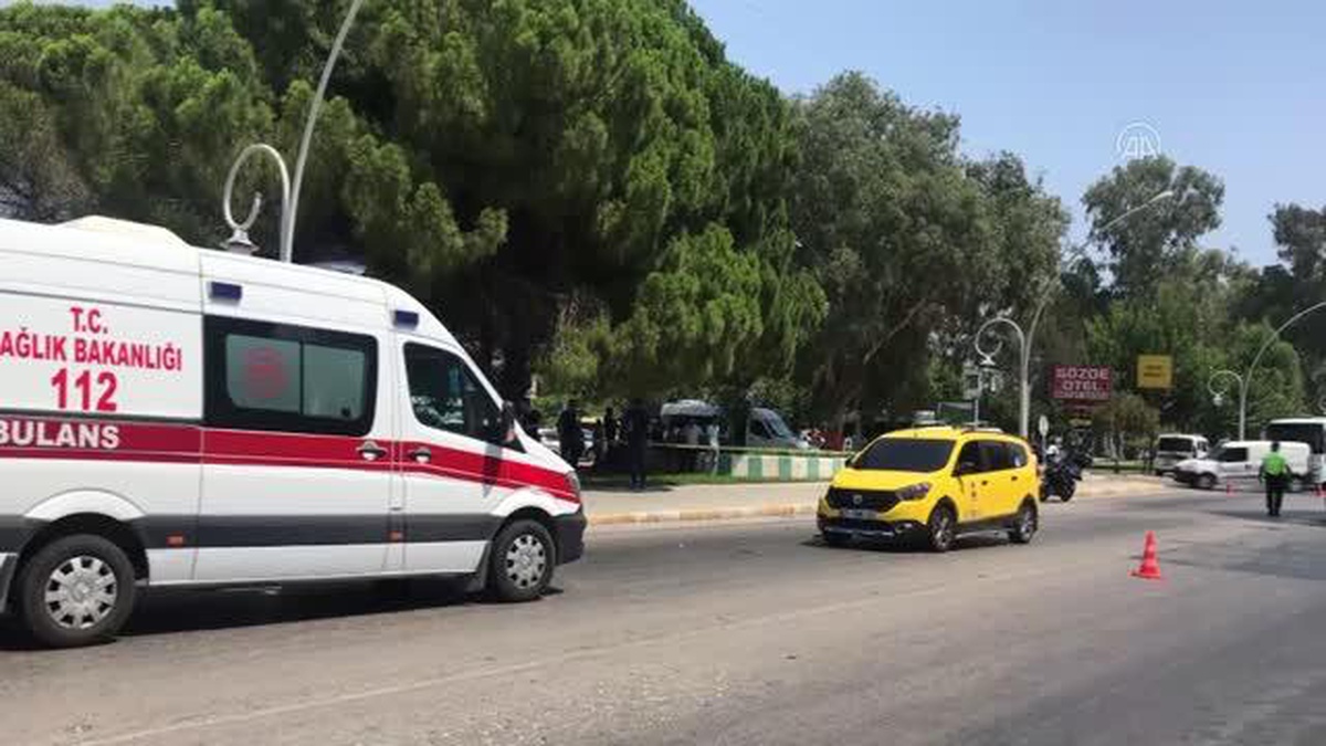 Antalya\'da iki otomobilin çarptığı yaya yaşamını yitirdi