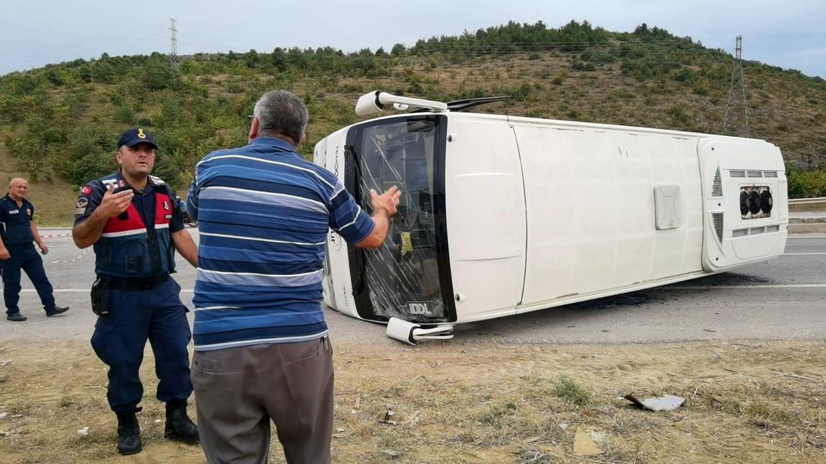 İnegöl\'de kontrolden çıkan servis otobüsü devrildi
