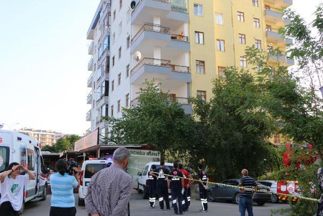 Oğlu intihara kalkışan babadan akılalmaz tepkiler: Önce 'Atla geber' diye bağırdı, sonra polisten silah istedi Oğlu intihara kalkışan babadan akılalmaz tepkiler: Önce 'Atla geber' diye bağırdı, sonra polisten silah istedi