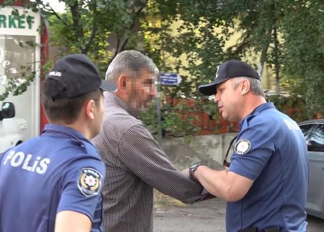 Oğlu intihara kalkışan babadan akılalmaz tepkiler: Önce 'Atla geber' diye bağırdı, sonra polisten silah istedi Oğlu intihara kalkışan babadan akılalmaz tepkiler: Önce 'Atla geber' diye bağırdı, sonra polisten silah istedi