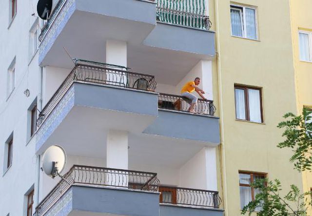 Oğlu intihara kalkışan babadan akılalmaz tepkiler: Önce 'Atla geber' diye bağırdı, sonra polisten silah istedi Oğlu intihara kalkışan babadan akılalmaz tepkiler: Önce 'Atla geber' diye bağırdı, sonra polisten silah istedi