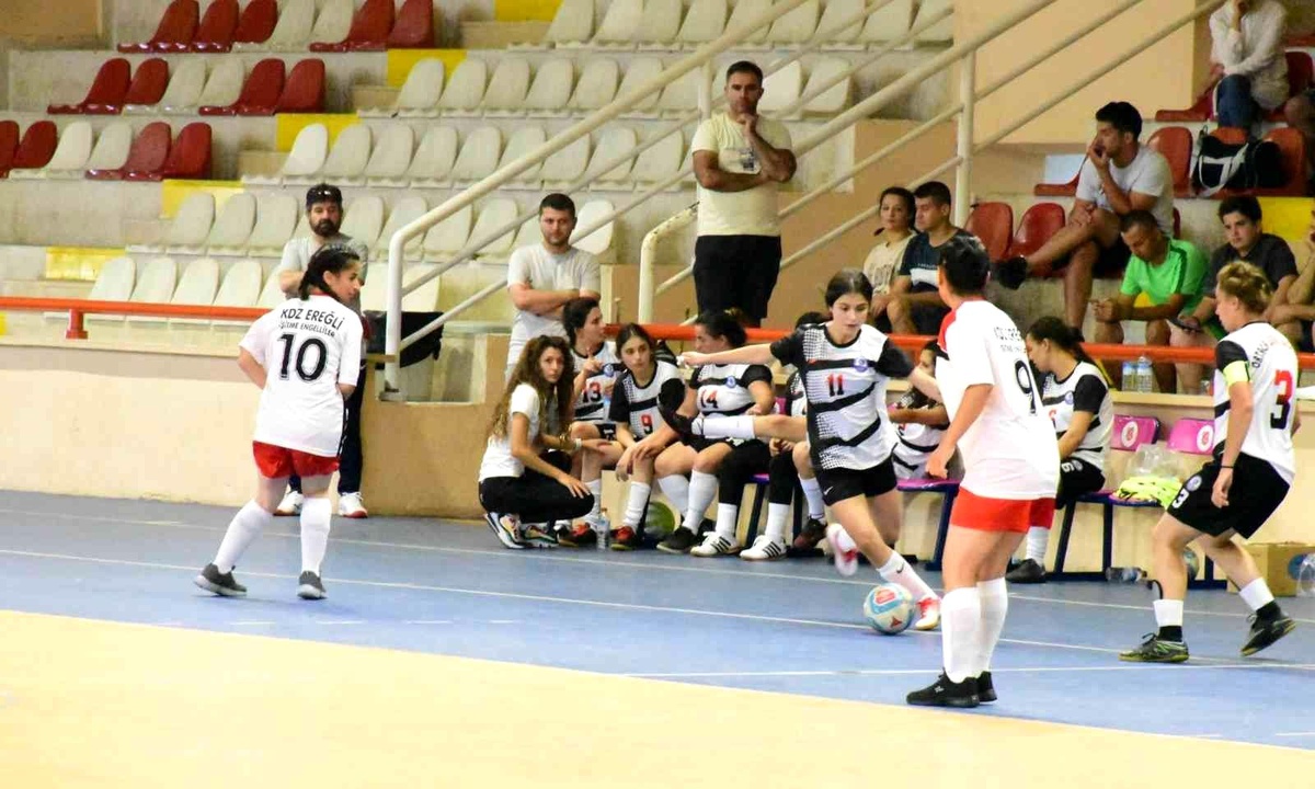 İşitme Engelliler Kadın Futsal Türkiye Şampiyonası Karabük\'te başladı