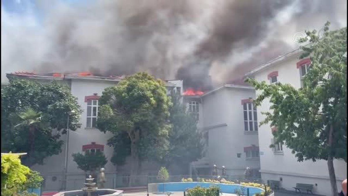 Son dakika haber | İstanbul'da Balıklı Rum Hastanesi'nde yangın çıktı