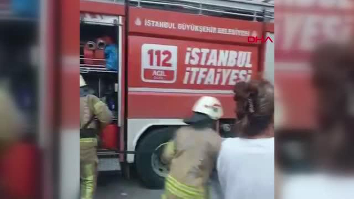 İSTANBUL-SULTANGAZİ\'DE METRUK BİNA ALEV ALEV YANDI