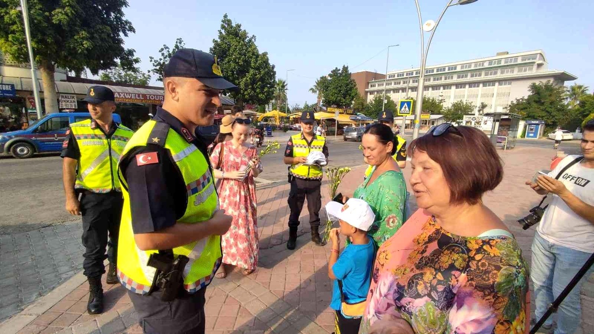 Jandarmadan turistlere bilgilendirici trafik eğitimi