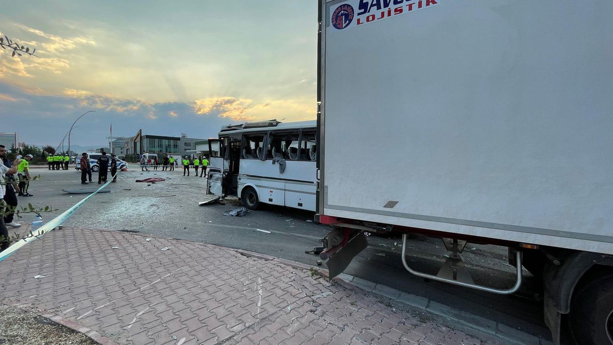 Konya\'da tır ile servis otobüsünün çarpışması sonucu 1 kişi öldü, 25 kişi yaralandı