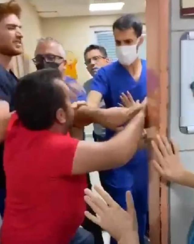 Maske takması yönünde uyarılan baba, doktora saldırdı: Çocuğuma bakacaksın Maske takması yönünde uyarılan baba, doktora saldırdı: Çocuğuma bakacaksın
