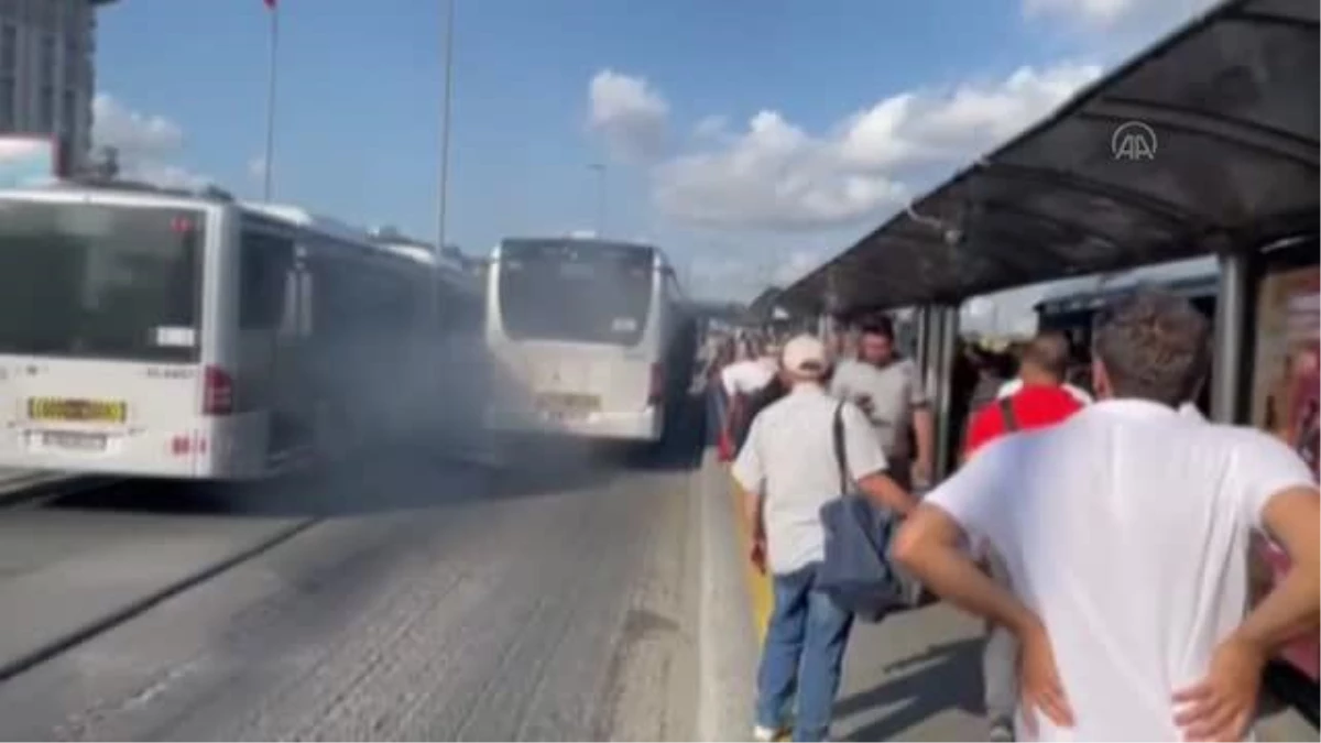 İstanbul\'daki metrobüs arızası seferlerde kısa süreli aksamaya neden oldu