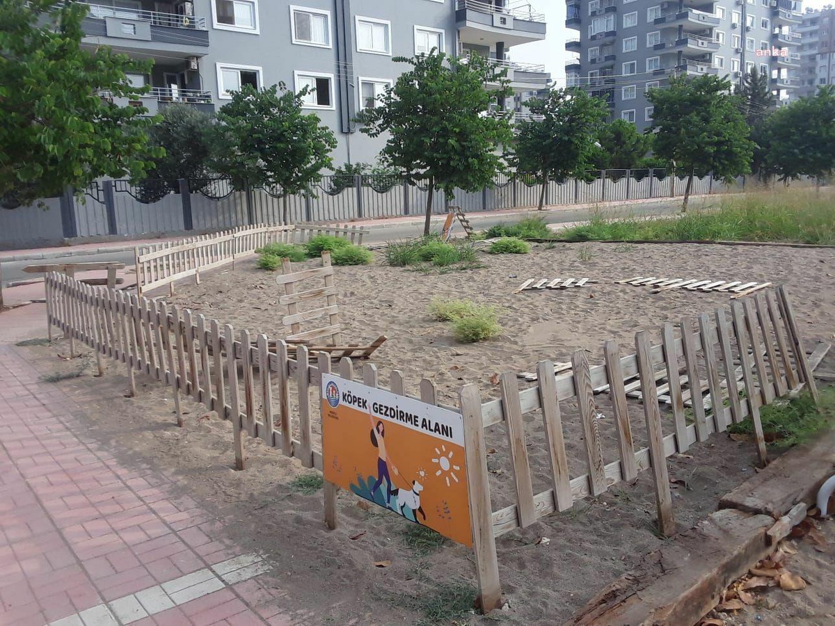 Mezitli Belediyesi\'nin Yapmış Olduğu Köpek Gezdirme Alanına Saldırıda Bulunuldu