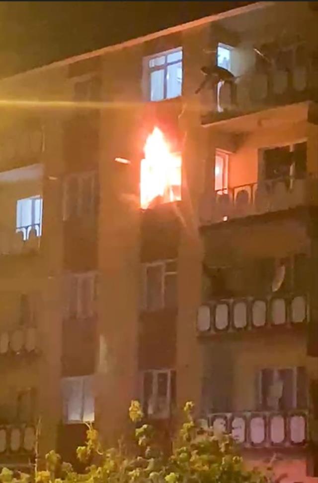 Öfkeli koca, eşi terk edince evini ateşe verip kapıyı üzerine kilitledi Öfkeli koca, eşi terk edince evini ateşe verip kapıyı üzerine kilitledi