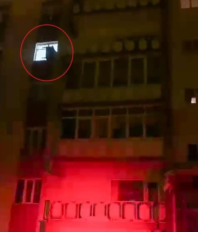 Öfkeli koca, eşi terk edince evini ateşe verip kapıyı üzerine kilitledi Öfkeli koca, eşi terk edince evini ateşe verip kapıyı üzerine kilitledi