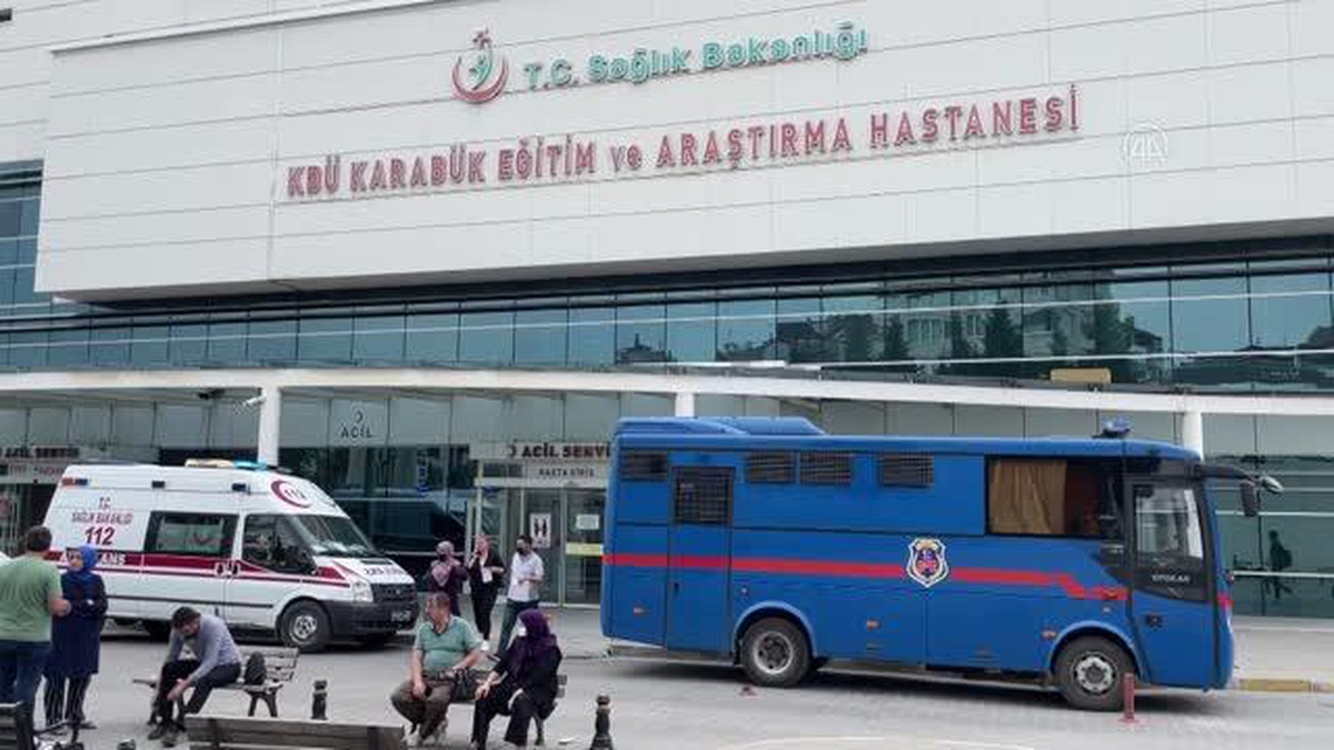 Kontrolden çıkan otomobil takla atıp refüje devrildi: 3\'ü çocuk 5 yaralı