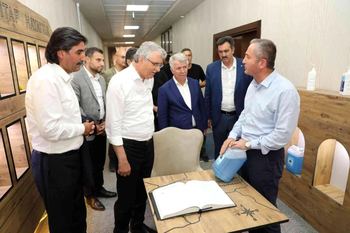 Sakarya Büyükşehir Belediye Başkanı Yüce, Ağrı Milli Eğitim Müdürü Kökrek\'i ziyaret etti