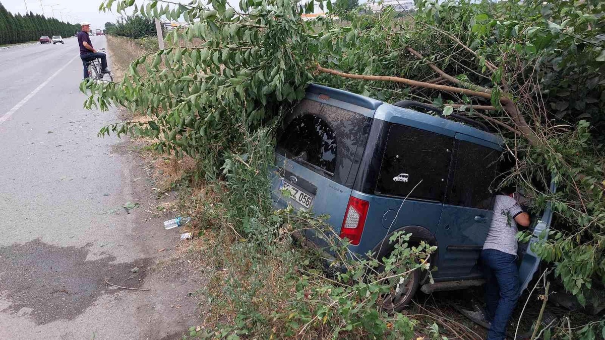 Samsun\'da hafif ticari araç yoldan çıktı: 2 yaralı