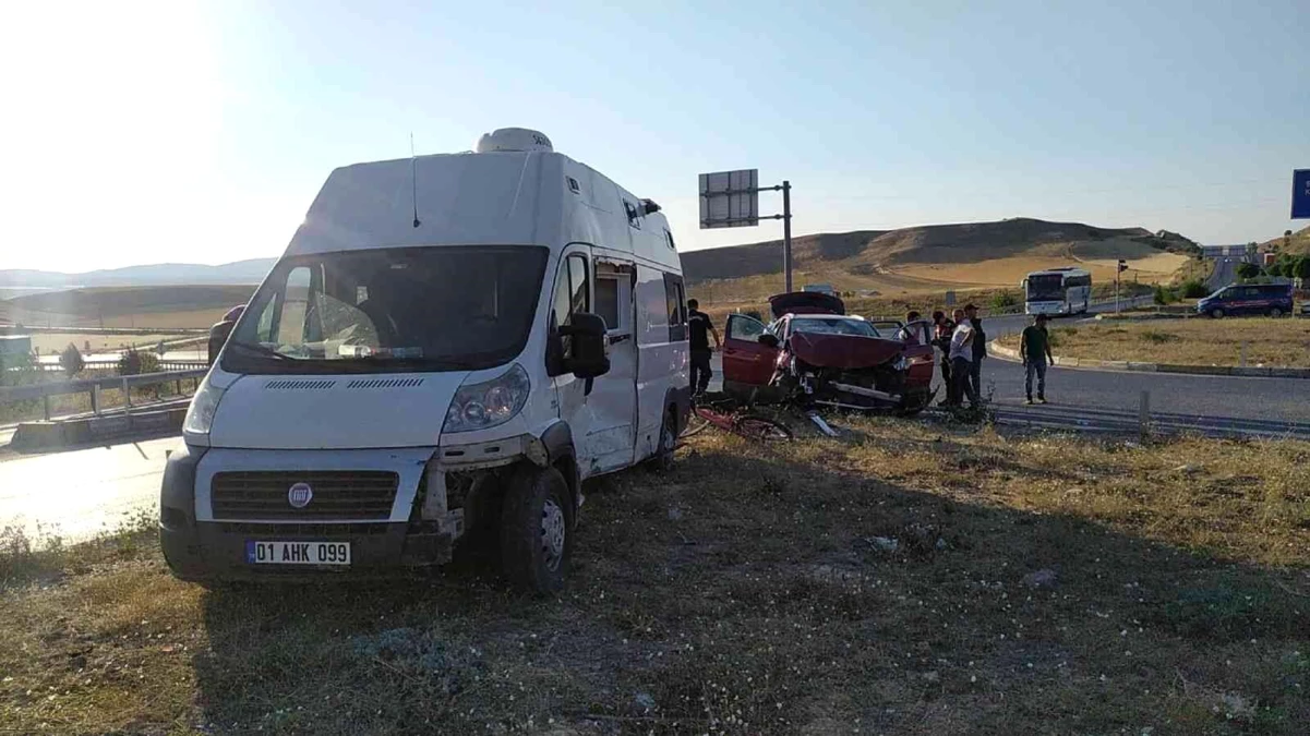 Sivas\'ta karavan ile otomobil çarpıştı: 7 yaralı