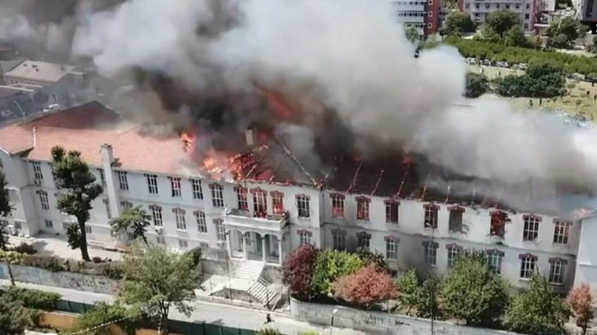 İstanbul\'da Balıklı Rum Hastanesi\'nde yangın! Tüm hastalar tahliye edildi, can kaybı ve yaralı yok