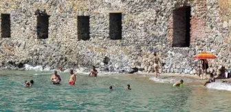 Tarihle iç içe plajda 'izmarit, şişe, çekirdek kabuğu' kirliliği