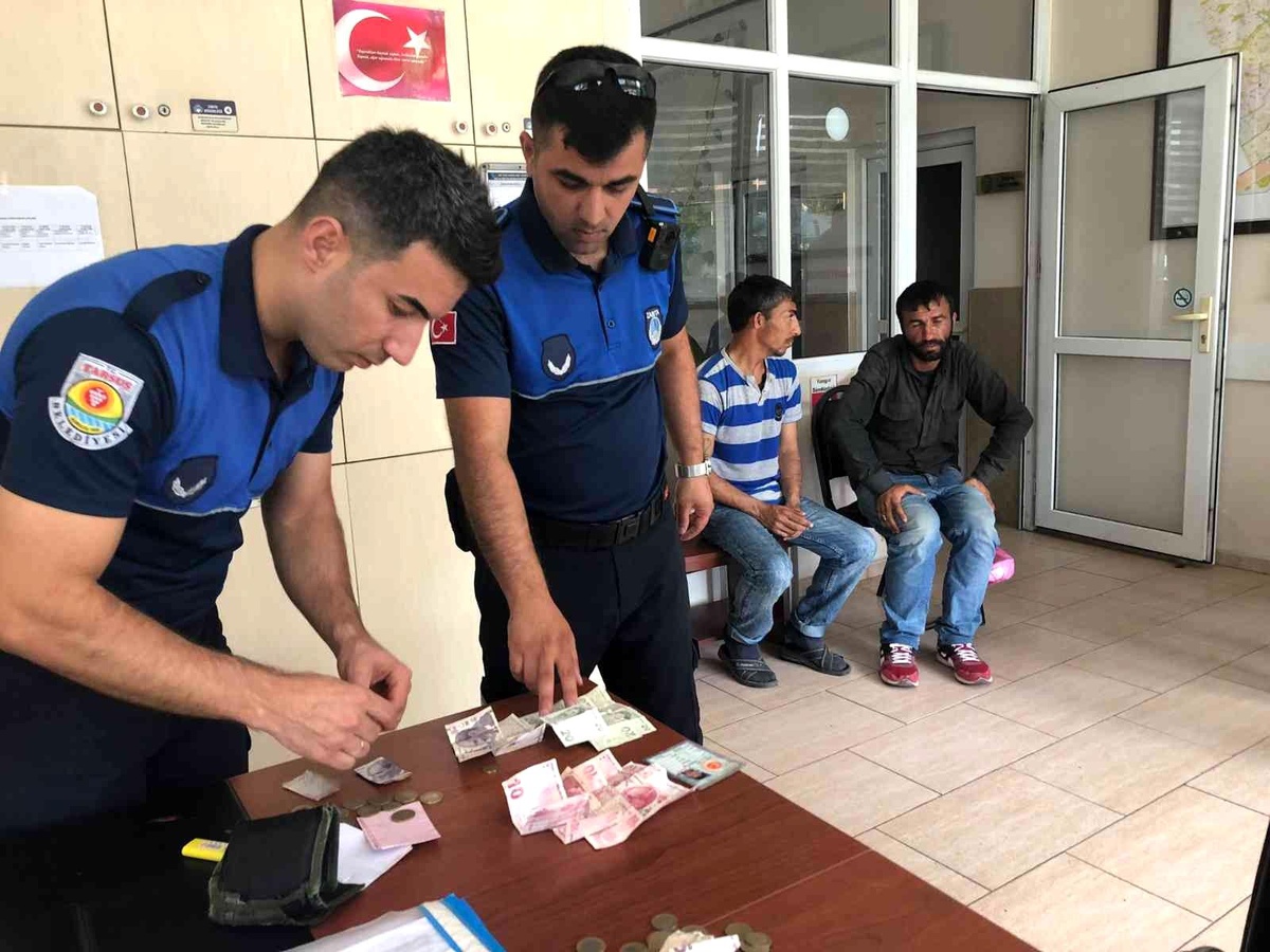 Tarsus\'ta zabıta dilenci ve seyyar satıcılara göz açtırmadı