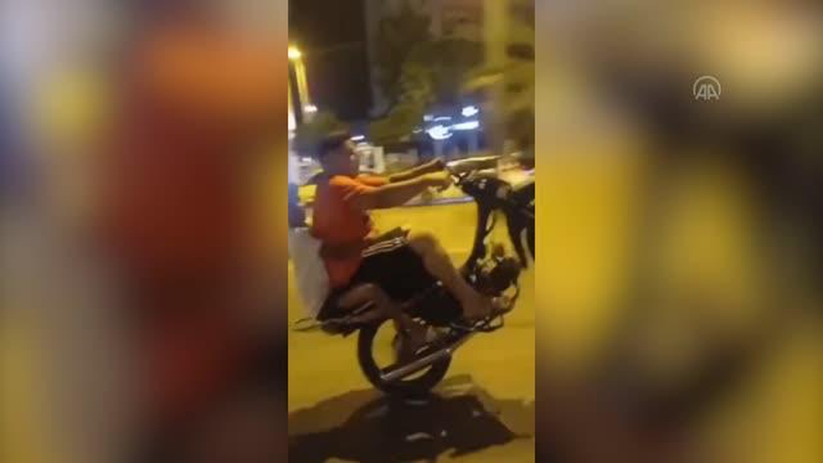 Adana\'da trafikte tehlikeli yolculuklar kameraya yansıdı