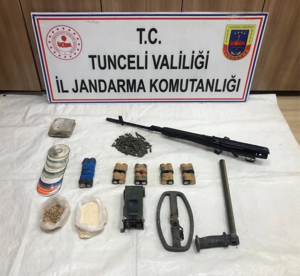 Tunceli\'de teröristlerce kullanılan 3 sığınak imha edildi