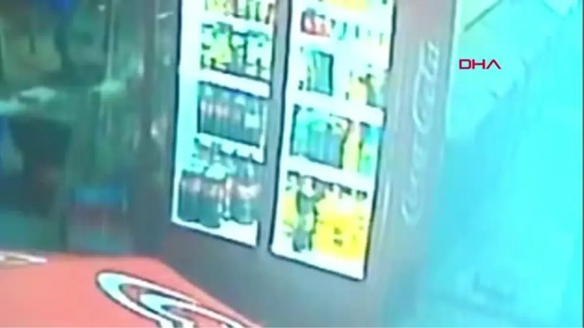 ÜMRANİYE\'DE MARKETE SOPALI SALDIRI KAMERADA