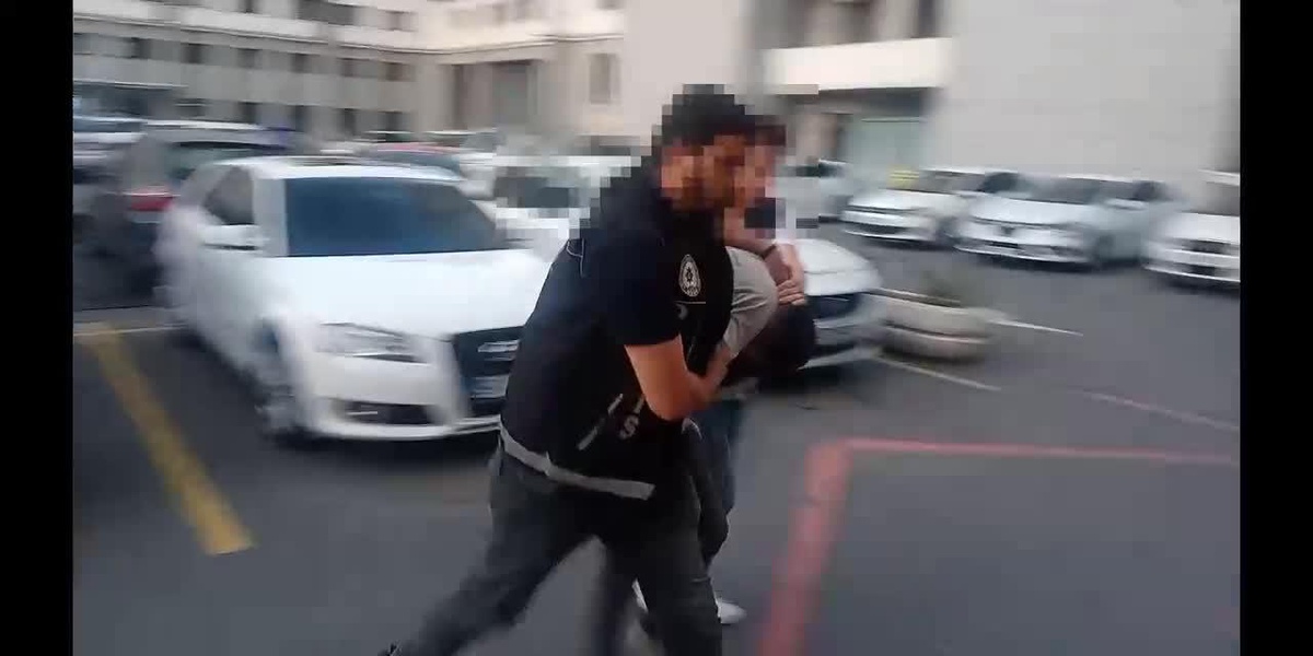 Uyuşturucu Satıcısını Döverek Polis Karakoluna Götürdü