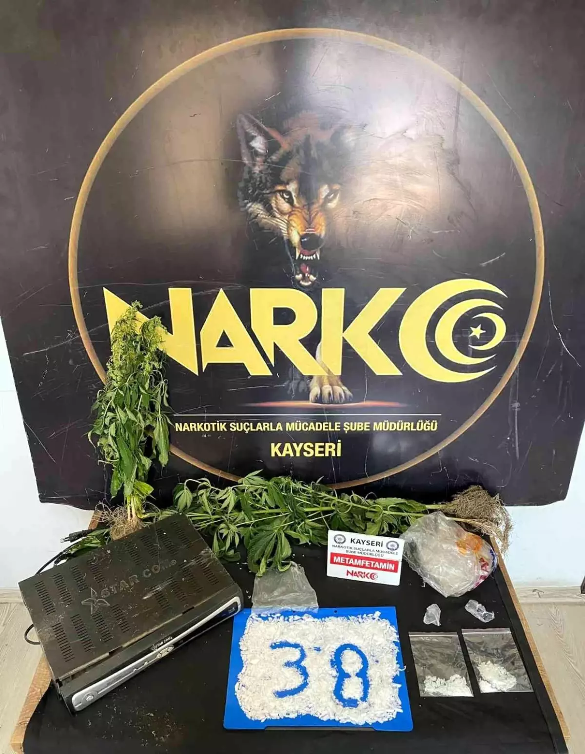 Uyuşturucuyu uydu alıcısı içinde saklayarak kaçmaya çalışan şüpheli yakalandı