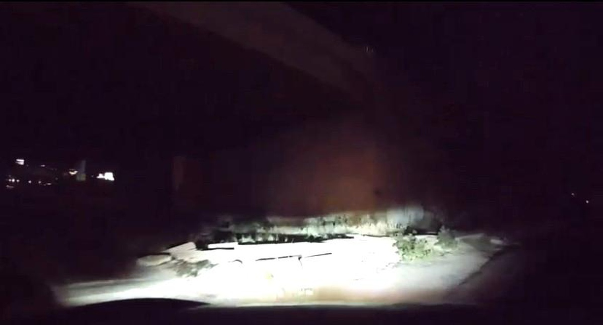 Viraja hızlı giren otomobil köprü duvarına çarptı