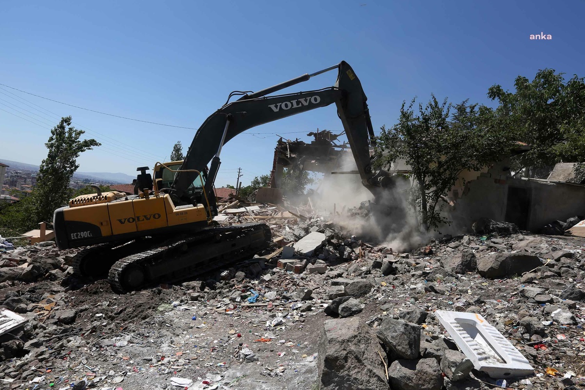 Yenimahalle Belediyesi Metruk Yapıları Yıkıyor