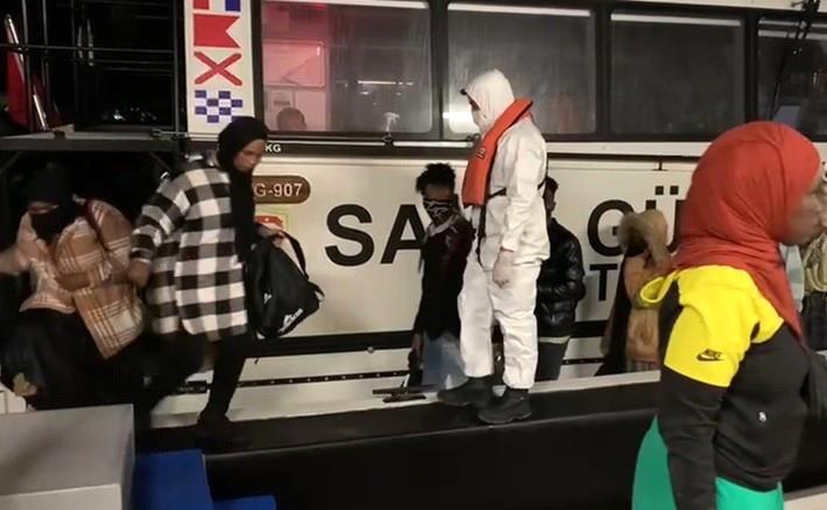 İzmir açıklarında geri itilen 33 düzensiz göçmen kurtarıldı