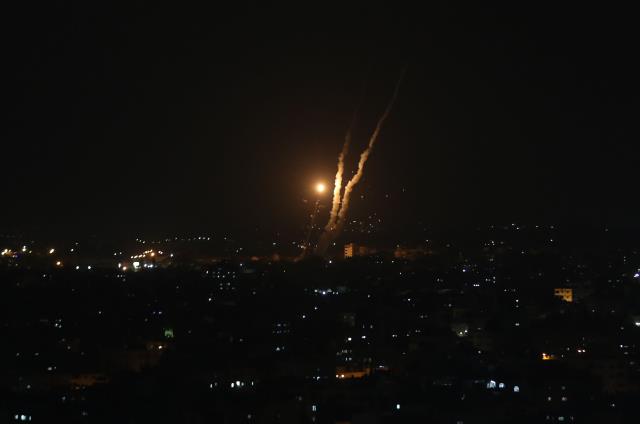 10 kişinin hayatını kaybettiği saldırıya karşılık Gazze tarafından İsrail'e roketler fırlatıldı