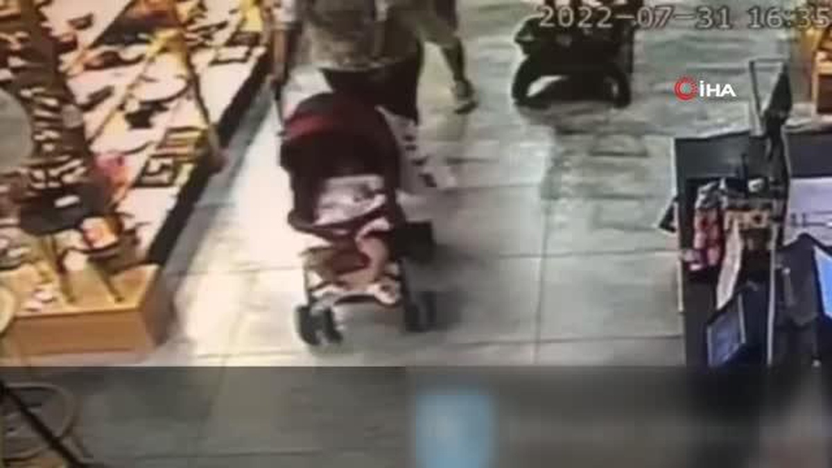 Alışveriş yapan kadının çantasından cep telefonunu çaldı