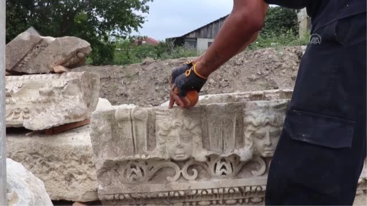 Düzce\'deki antik kentte mermer blok ve mimari figürler bulundu